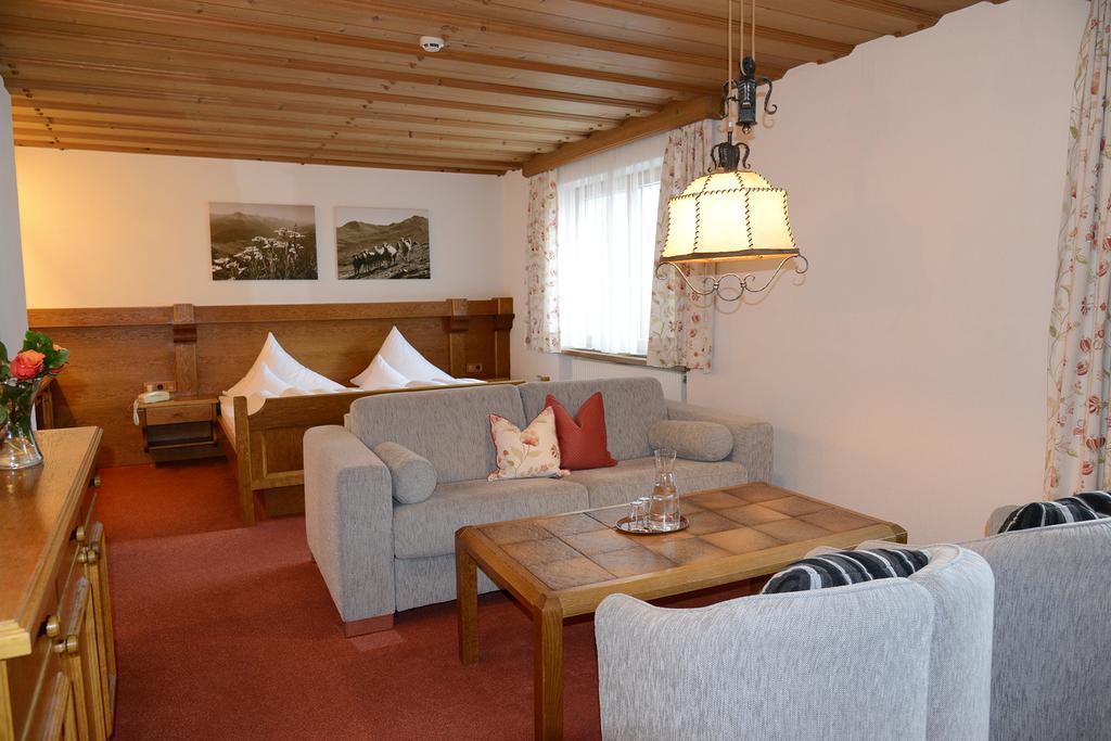 "Quality Hosts Arlberg" Hotel Garni Moessmer Sankt Anton am Arlberg Exterior photo