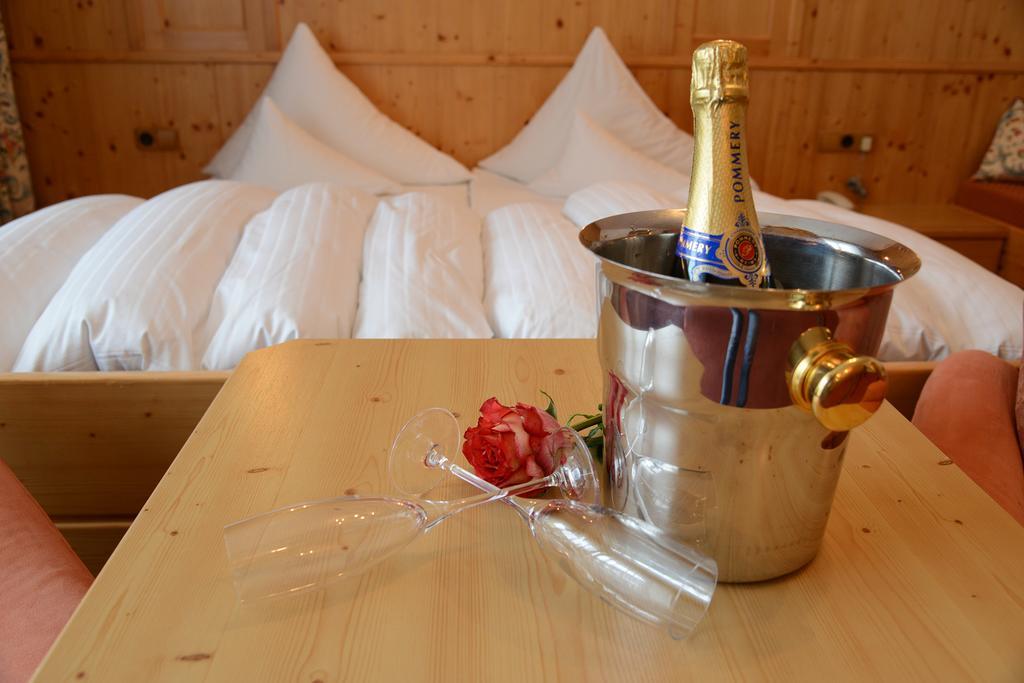 "Quality Hosts Arlberg" Hotel Garni Moessmer Sankt Anton am Arlberg Exterior photo